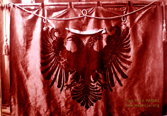 Flamuri kombëtar shqiptar që u ngrit në Deçiq më 6 prill 1911