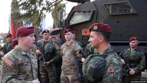 Ushtarët amerikanë dhe ata shqiptarë gjatë hapjes së bazës ku është vendosur Komanda Evropiane e Operacioneve Speciale të Ushtrisë Amerikane, e njohur me akronimin SOCEUR. 9 mars 2022.